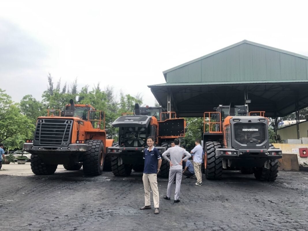 Máy xúc lật bánh lốp Doosan SD300N